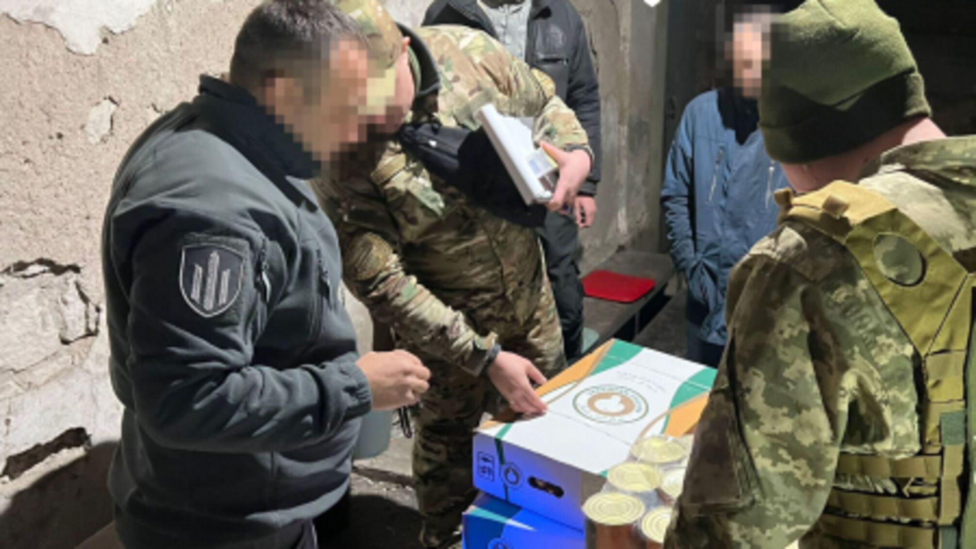 правоохранители рассматривают коробки с продовольствием