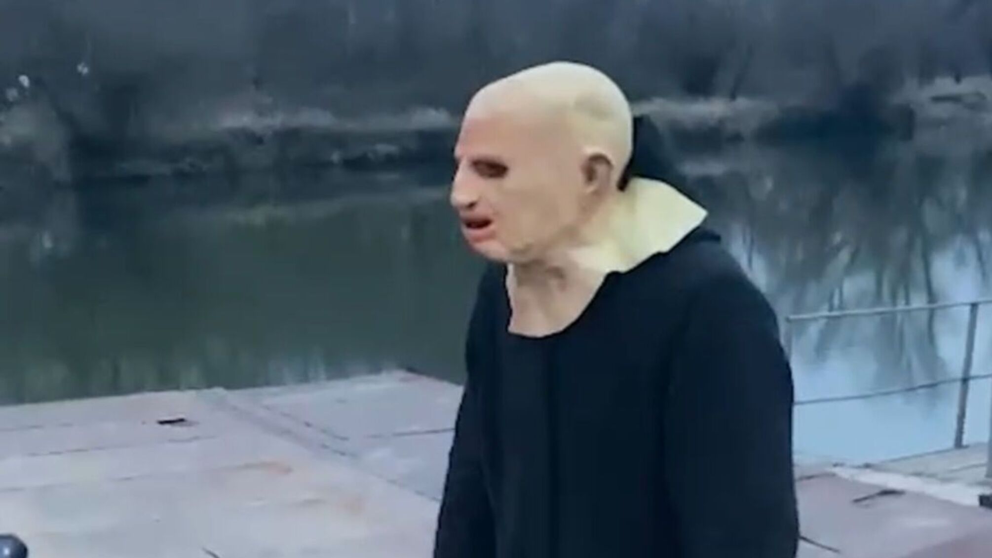 Одесит натягнув латексну маску, гідрокостюм, плащ-мантію аби перетнути кордон