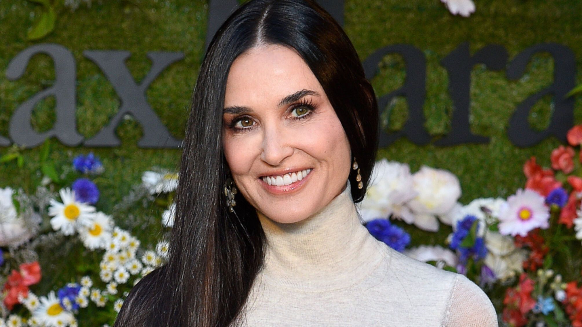 61-летняя Деми Мур показала роскошную фигуру в платье от Versace