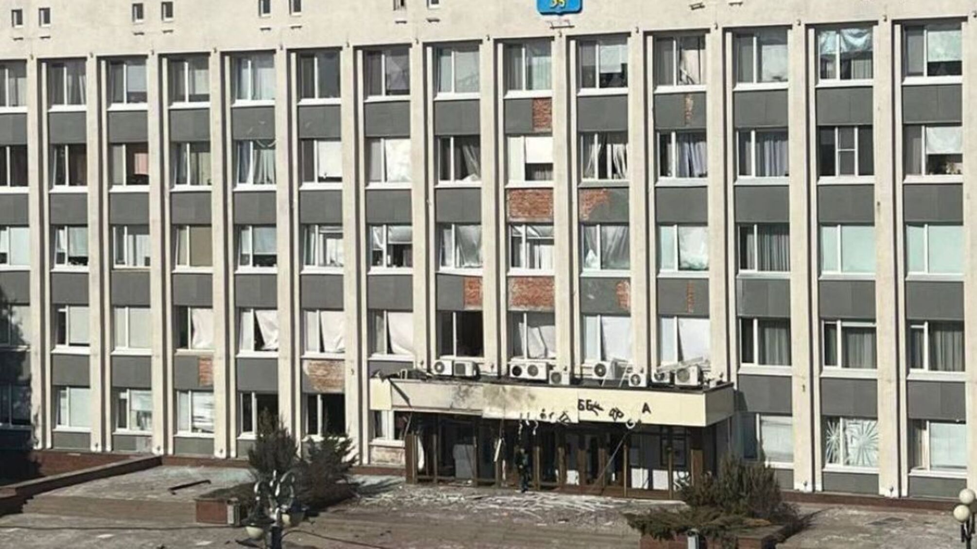 Выбиты окна и двери: в российском Белгороде – прилет по администрации