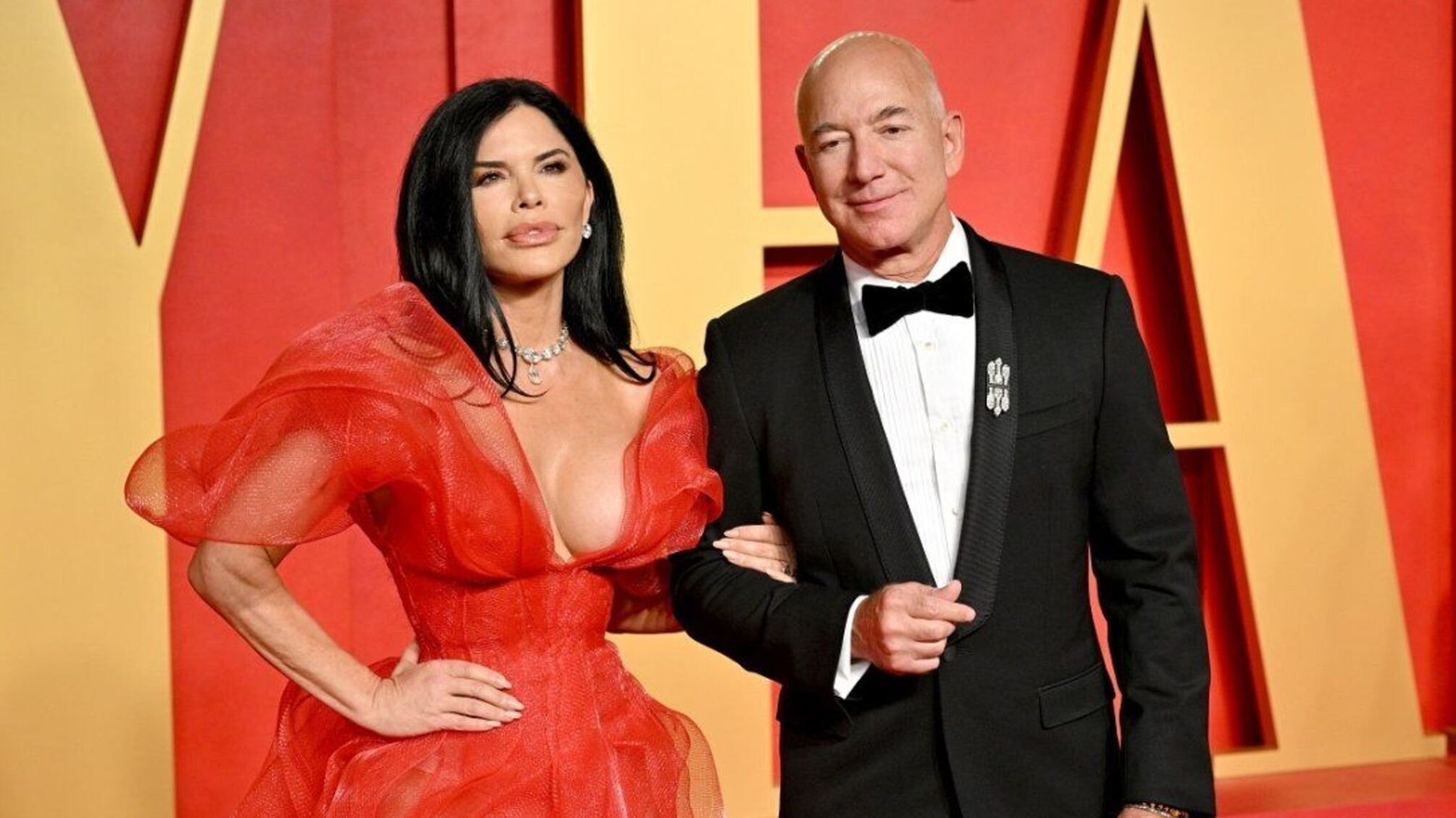 Наречена Безоса побачила світ у сукні з глибоким декольте від українського бренду