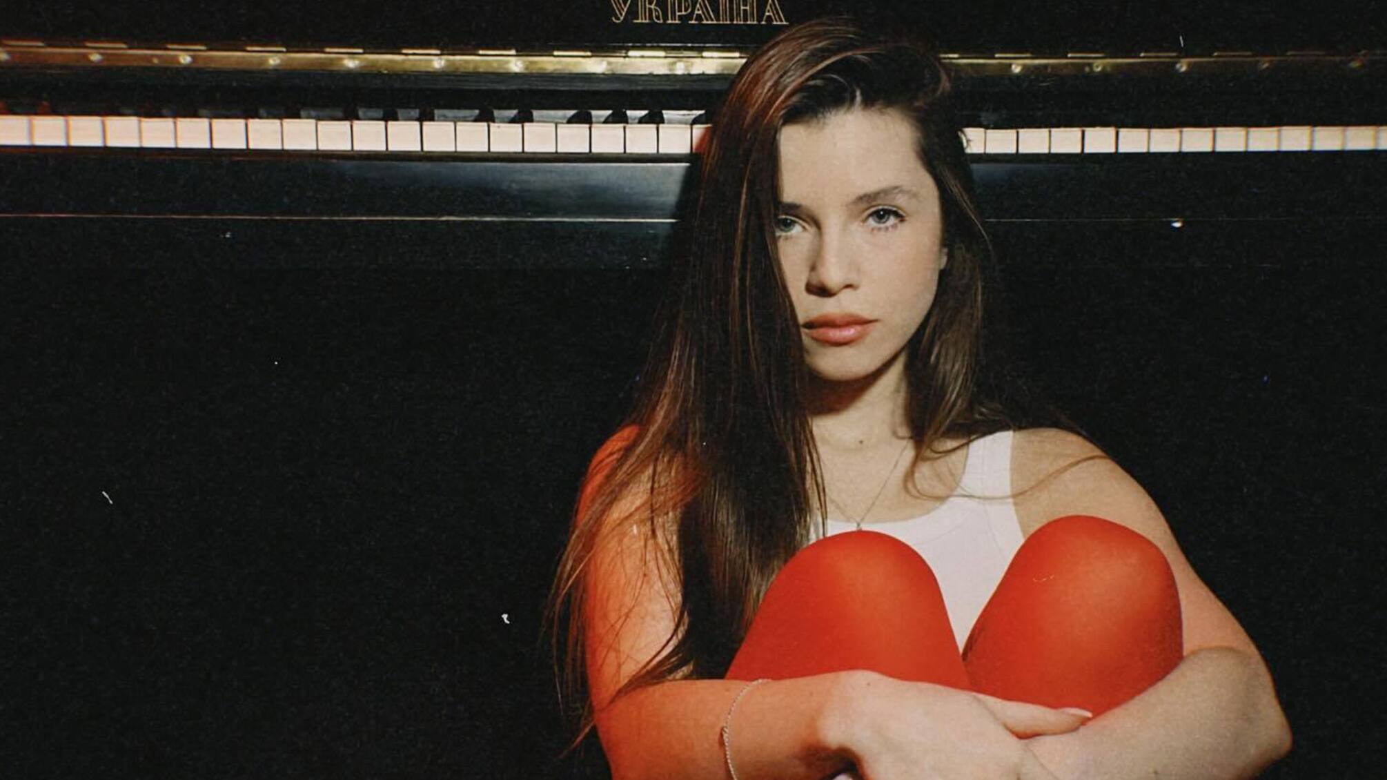 Кристина Соловий возле фортепиано