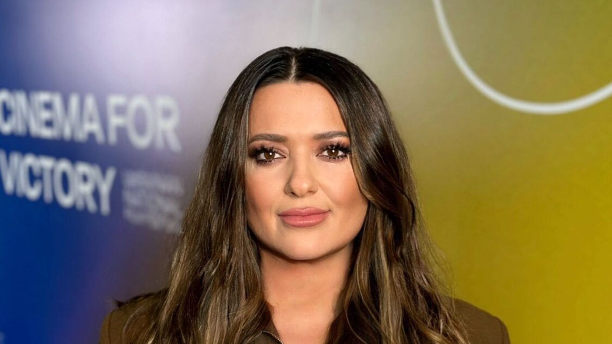 Наталья Могилевская на синем желтом фоне