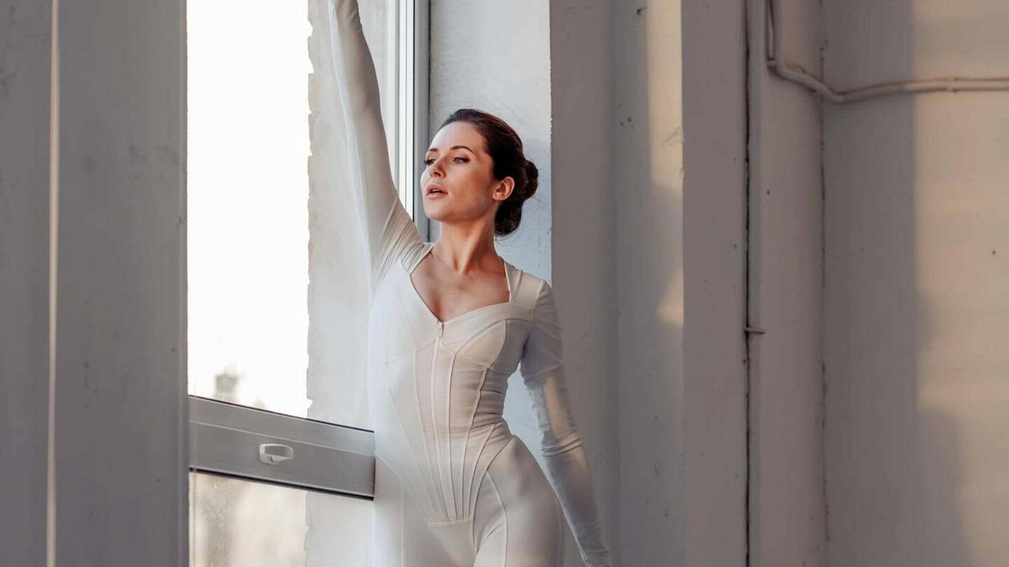 Наталка Денисенко у білому костюмі