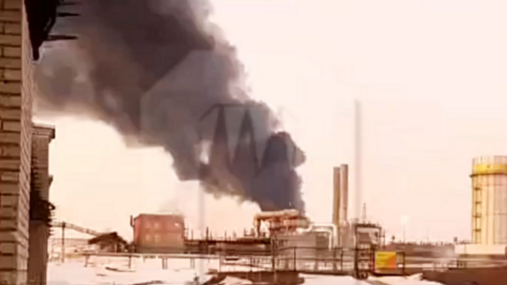 Пожары и взрывы: в россии беспилотники атаковали два нефтезавода