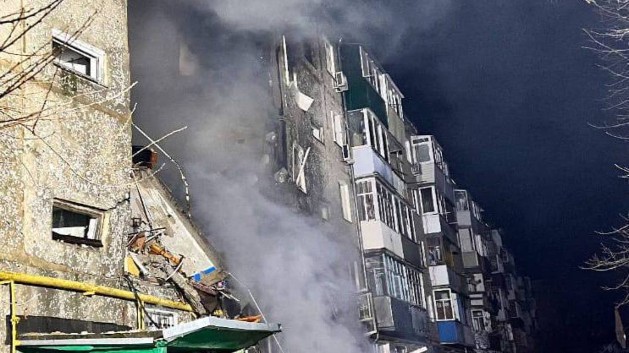 На місці вибуху працюють екстрені служби