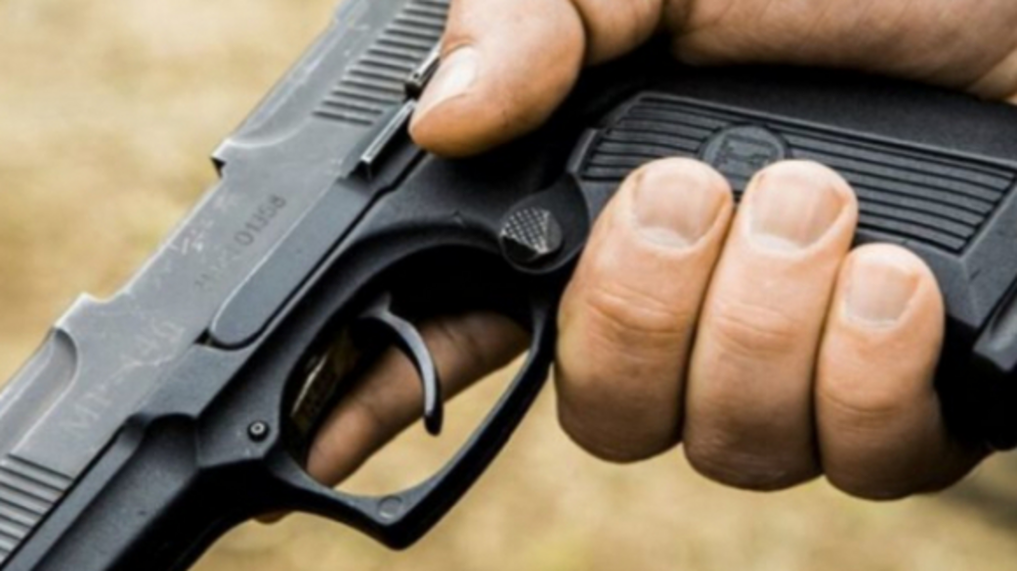 Чоловік зі зброєю