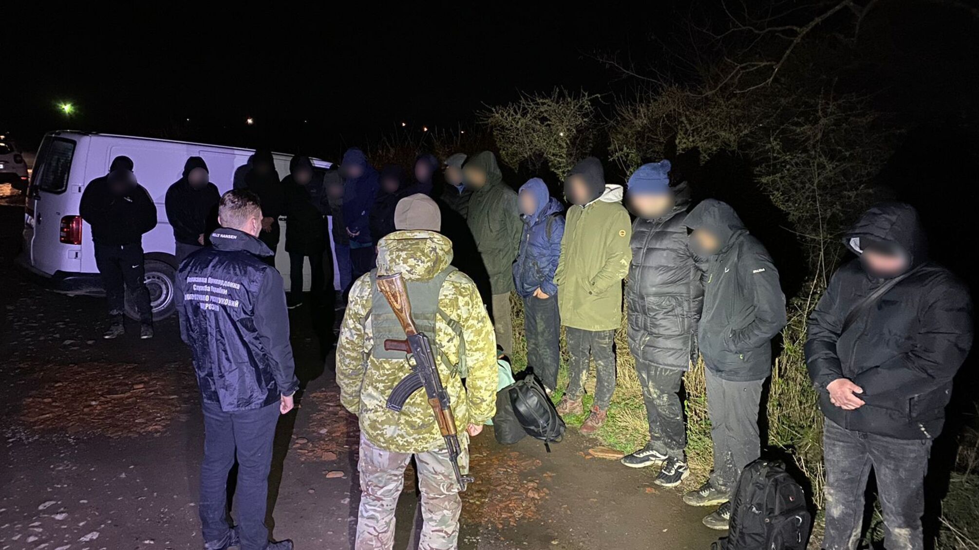 Пограничники остановили 17 мужчин на границе с Венгрией (видео)