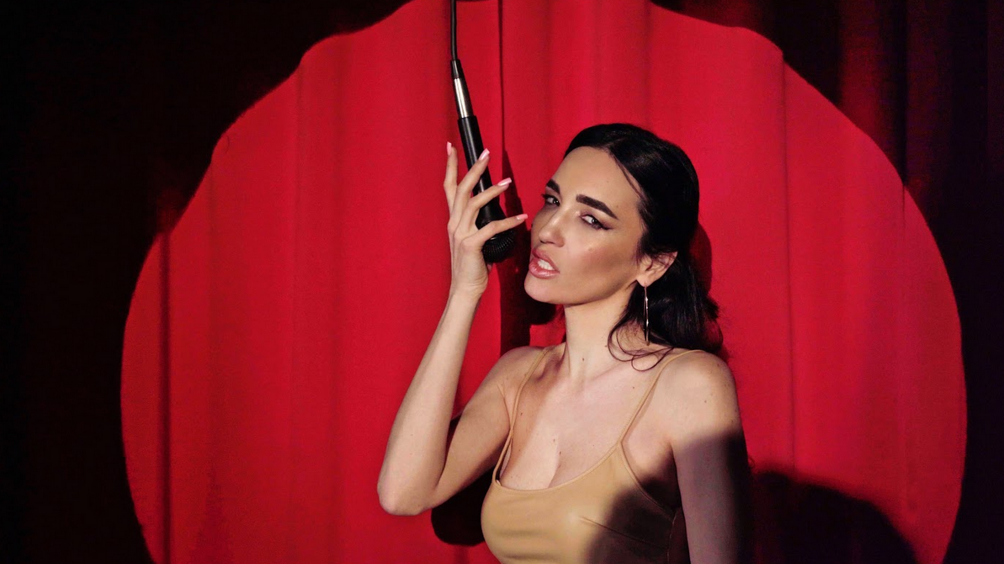 'На свидание за донат': EYRA провоцирует новую песню и открывает сбор на нужды защитников