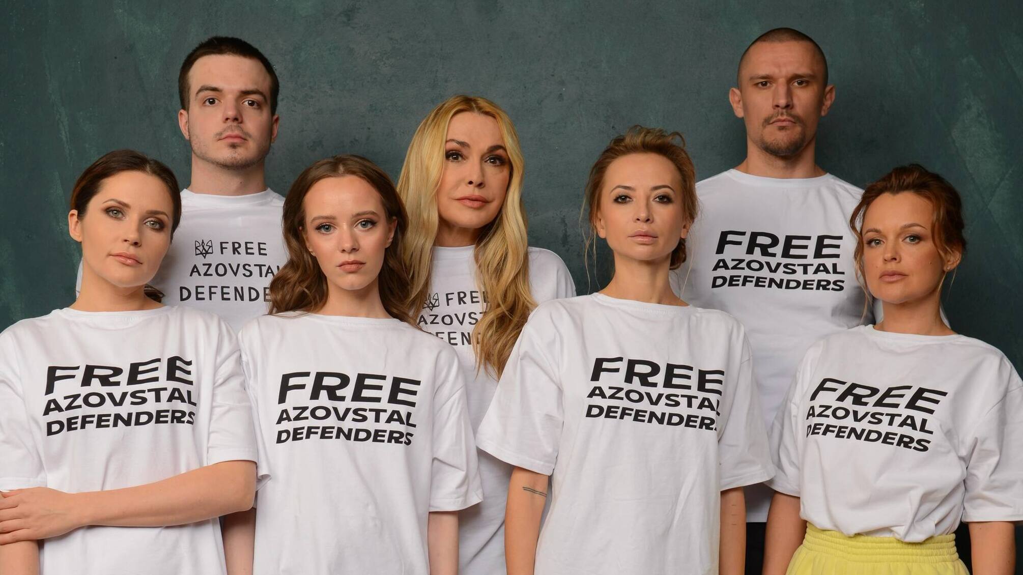 Українські актори в футболках 'Free Azovstal Defenders'