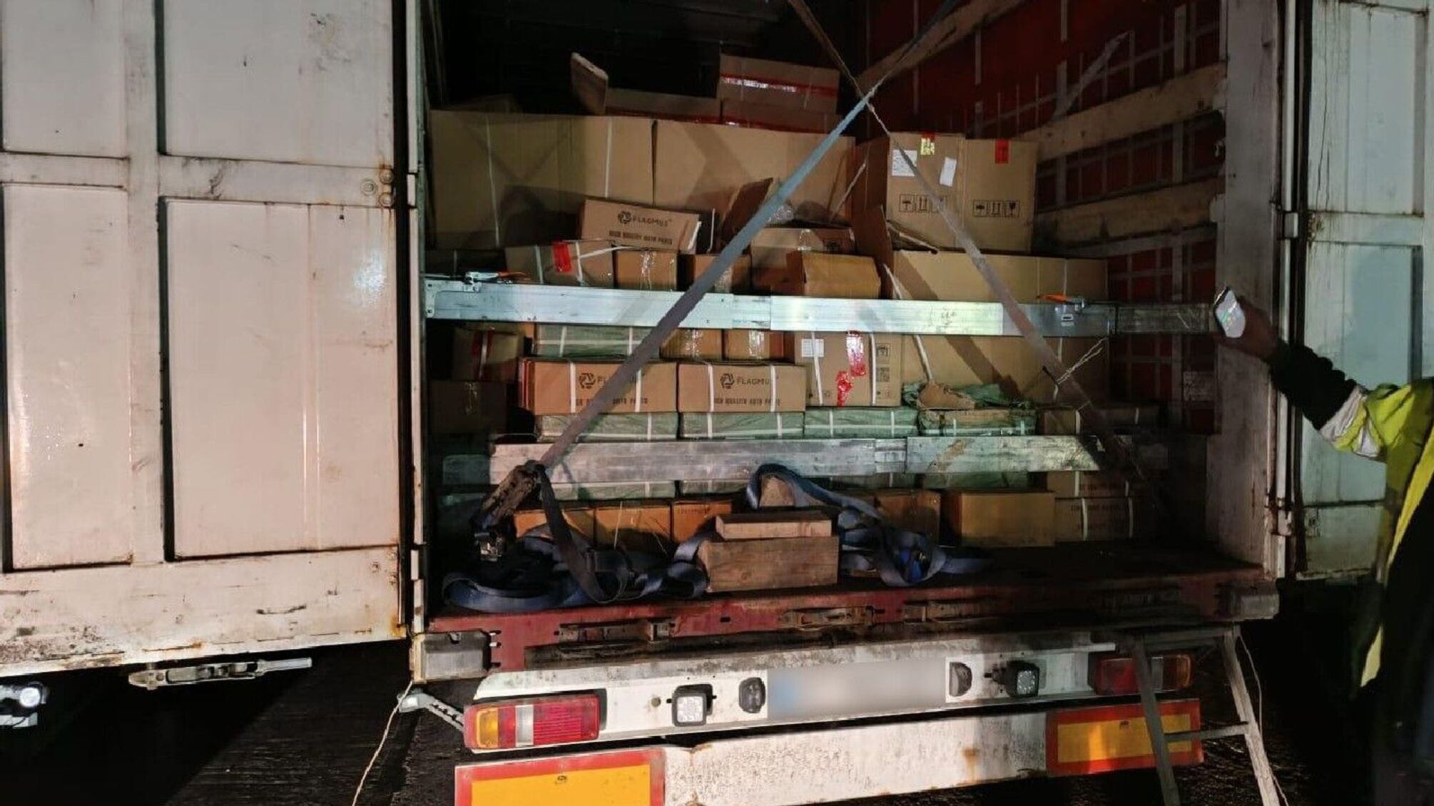 Заповнена вантажівка на кордоні