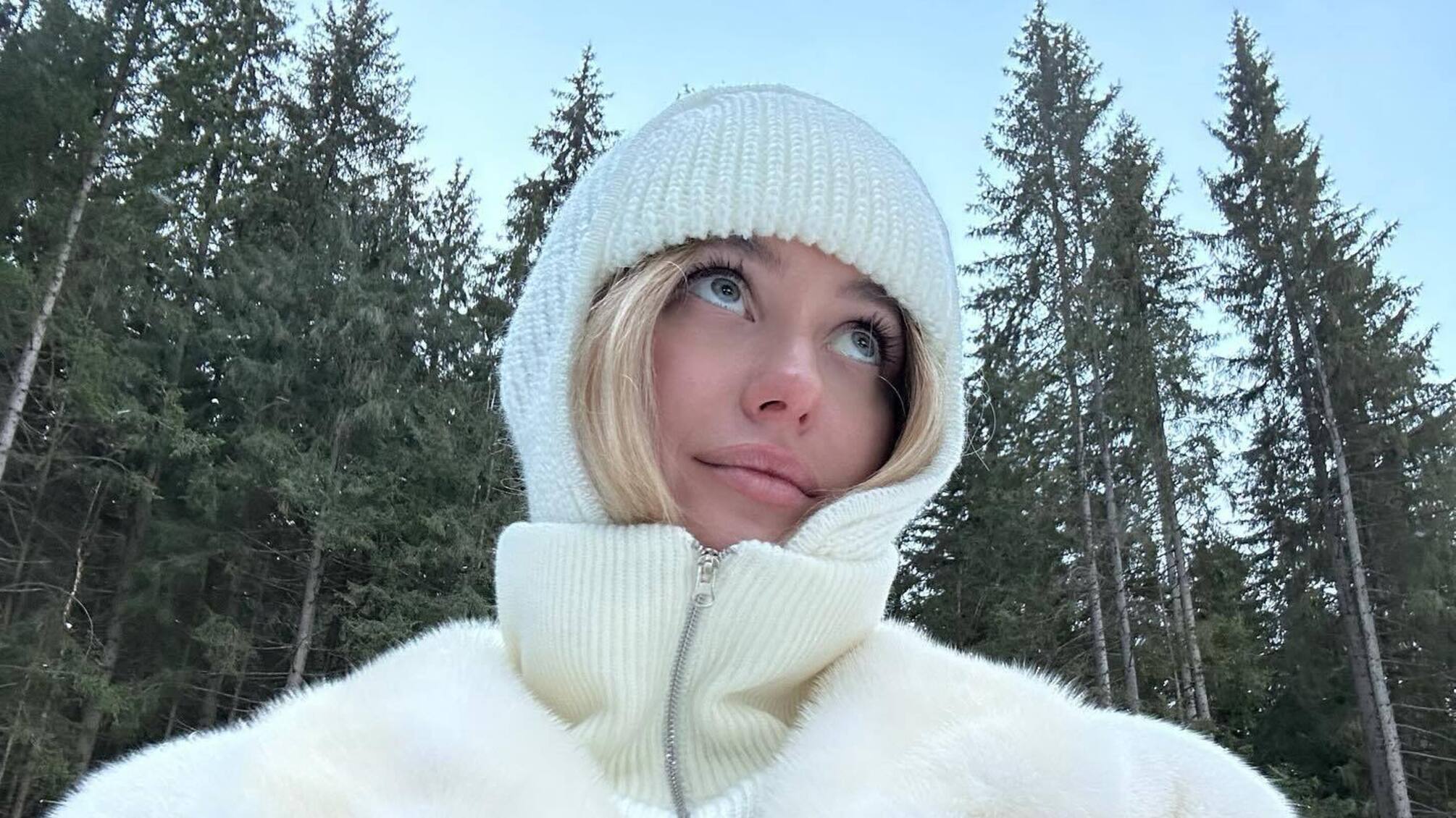 Алла Барановская на фоне леса и снега