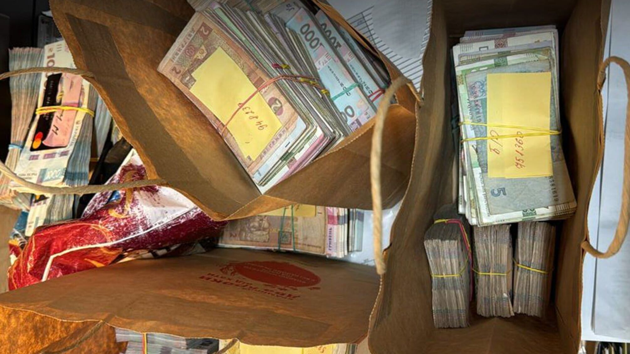 Каждый сотрудник во время приема на работу оформлял на карту для выплат заработной платы дубликат