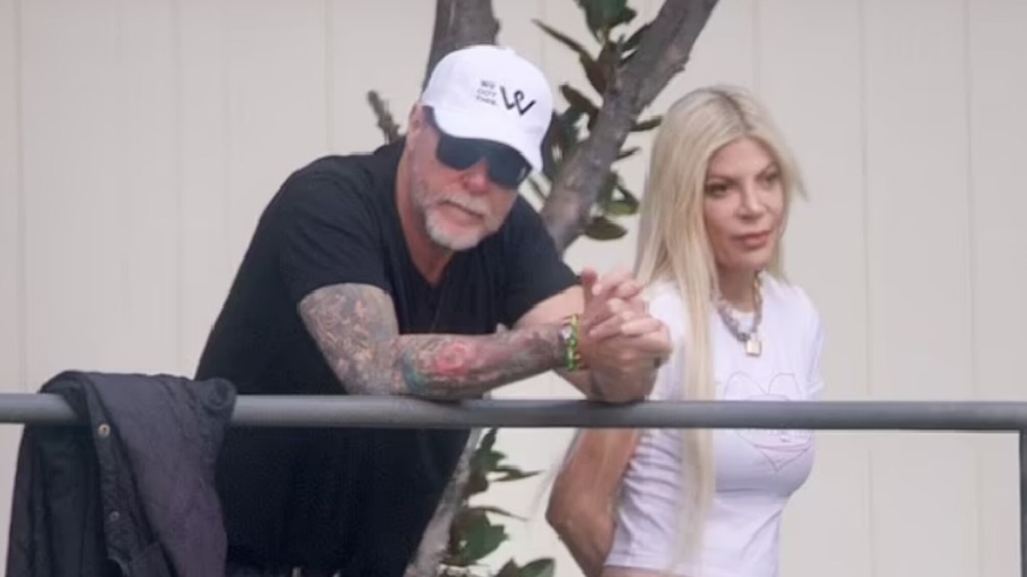 После развода канадский актер жил с новой девушкой Лили Кало