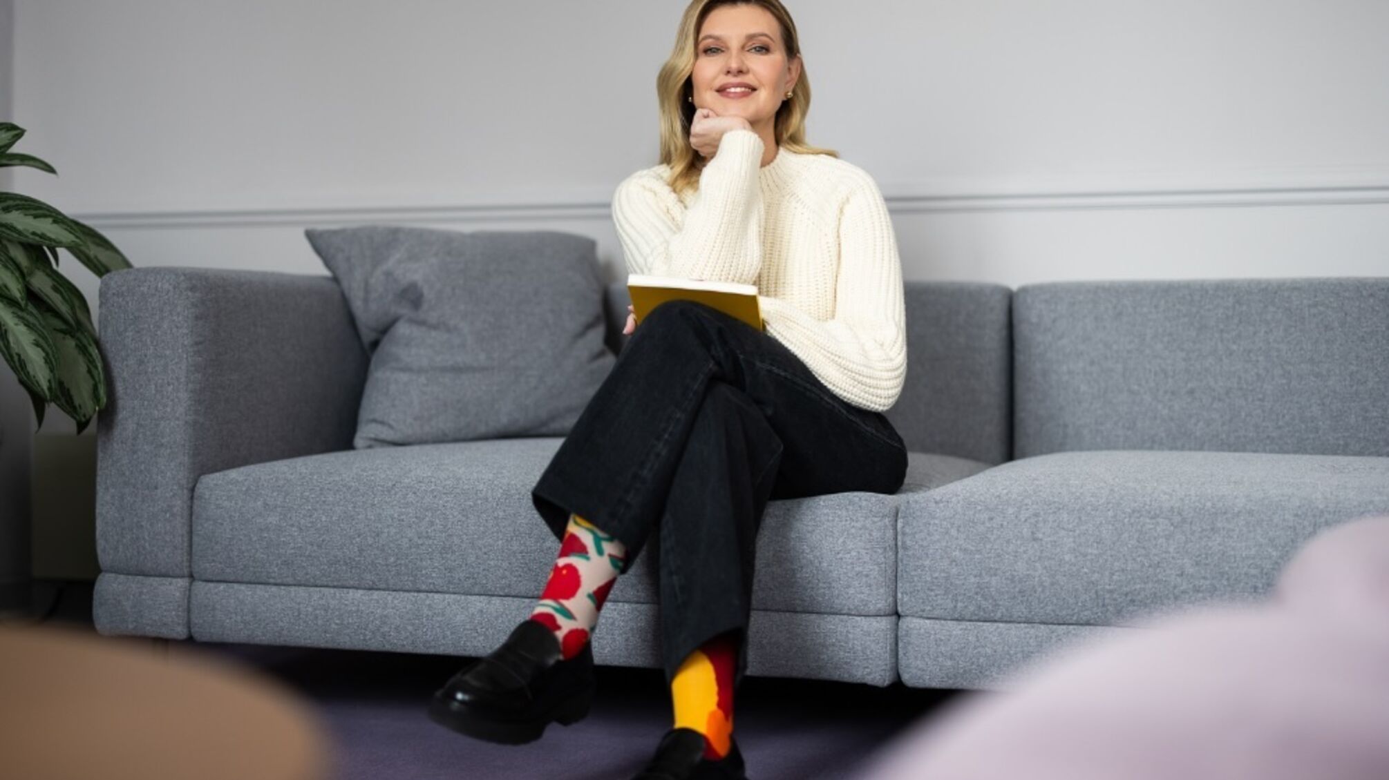 Олена Зеленська одягнула шкарпетки від митців з особливими потребами