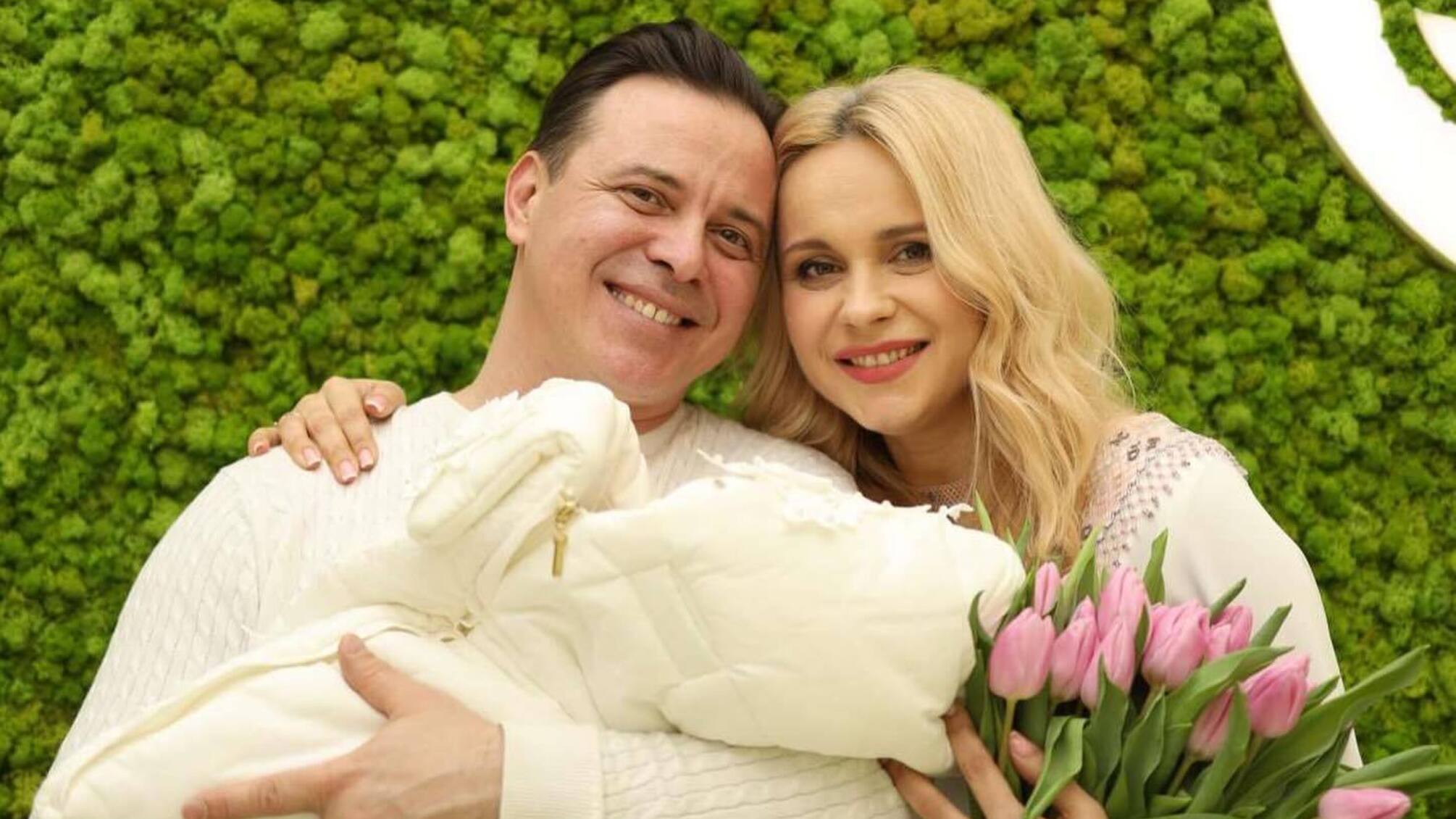 Лилия Ребрик с мужем Андреем Диким и новорожденным ребенком