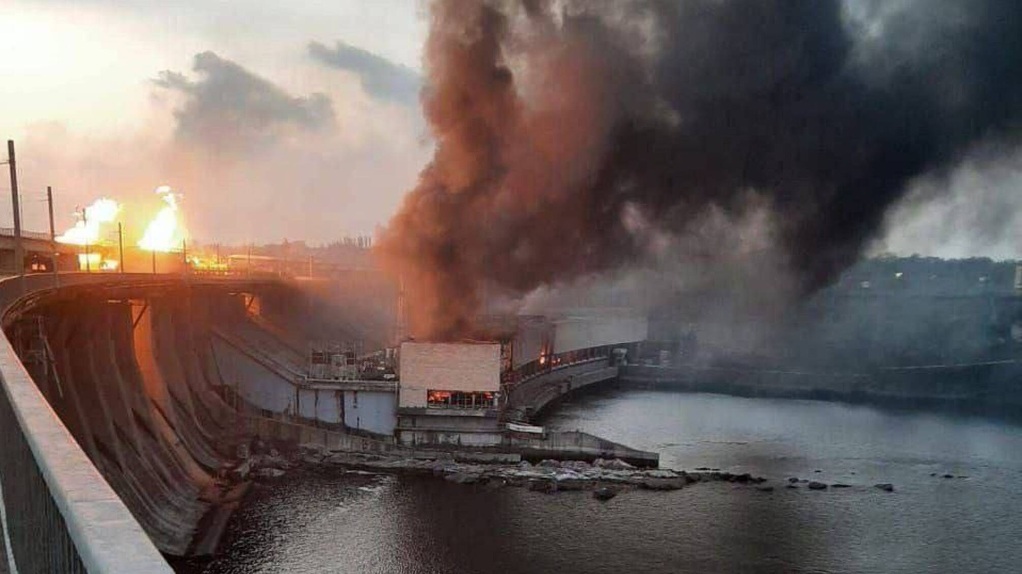 Продолжается пожар на ДнепроГЭС после обстрела ракетами