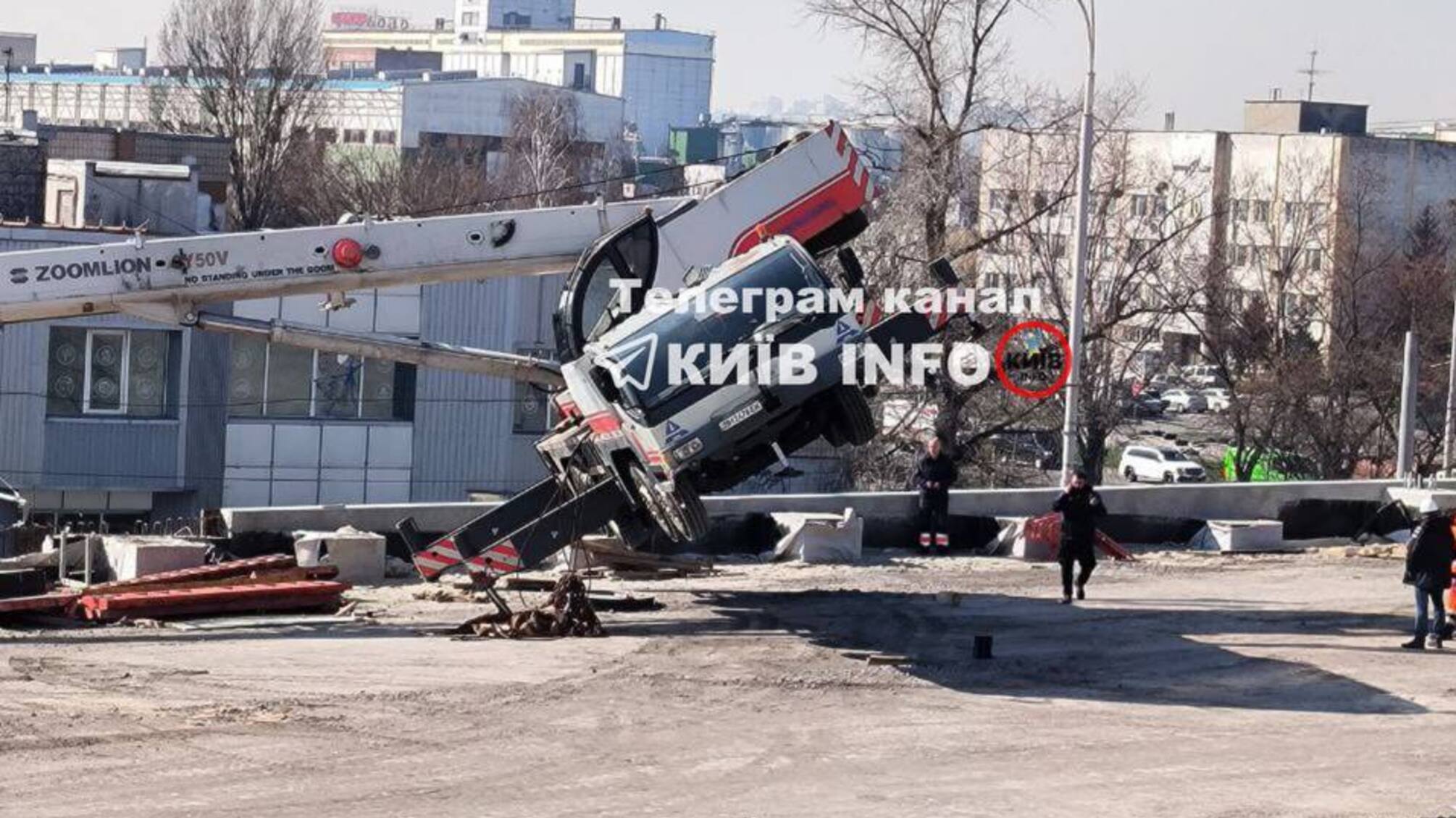 Из-за падения крана пострадавших нет