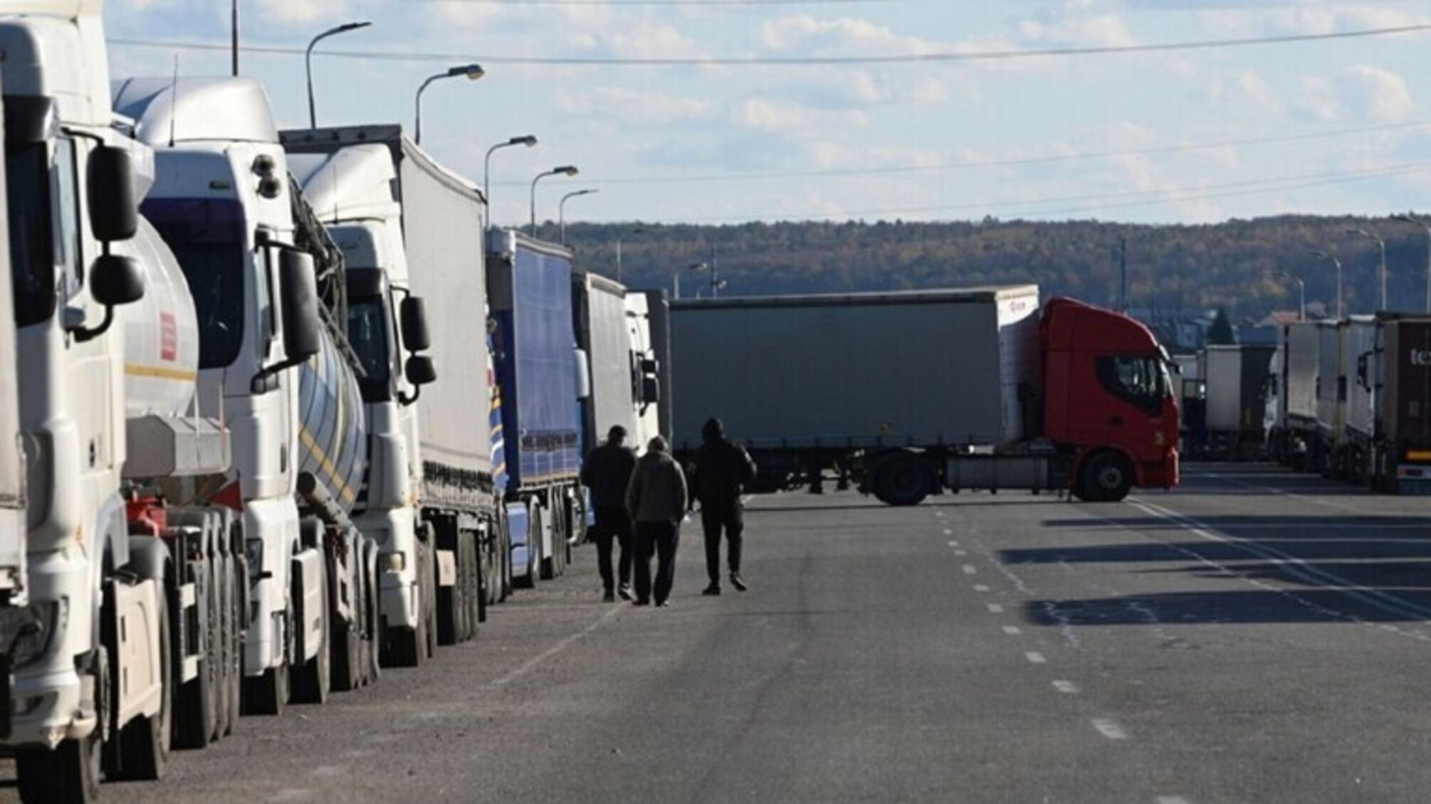 Заблокирован один из пунктов пропуска на границе со Словакией: причины и сроки