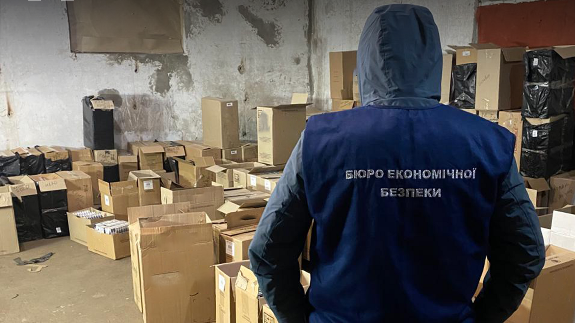 Работник БЭБ и поддельный товар в коробках