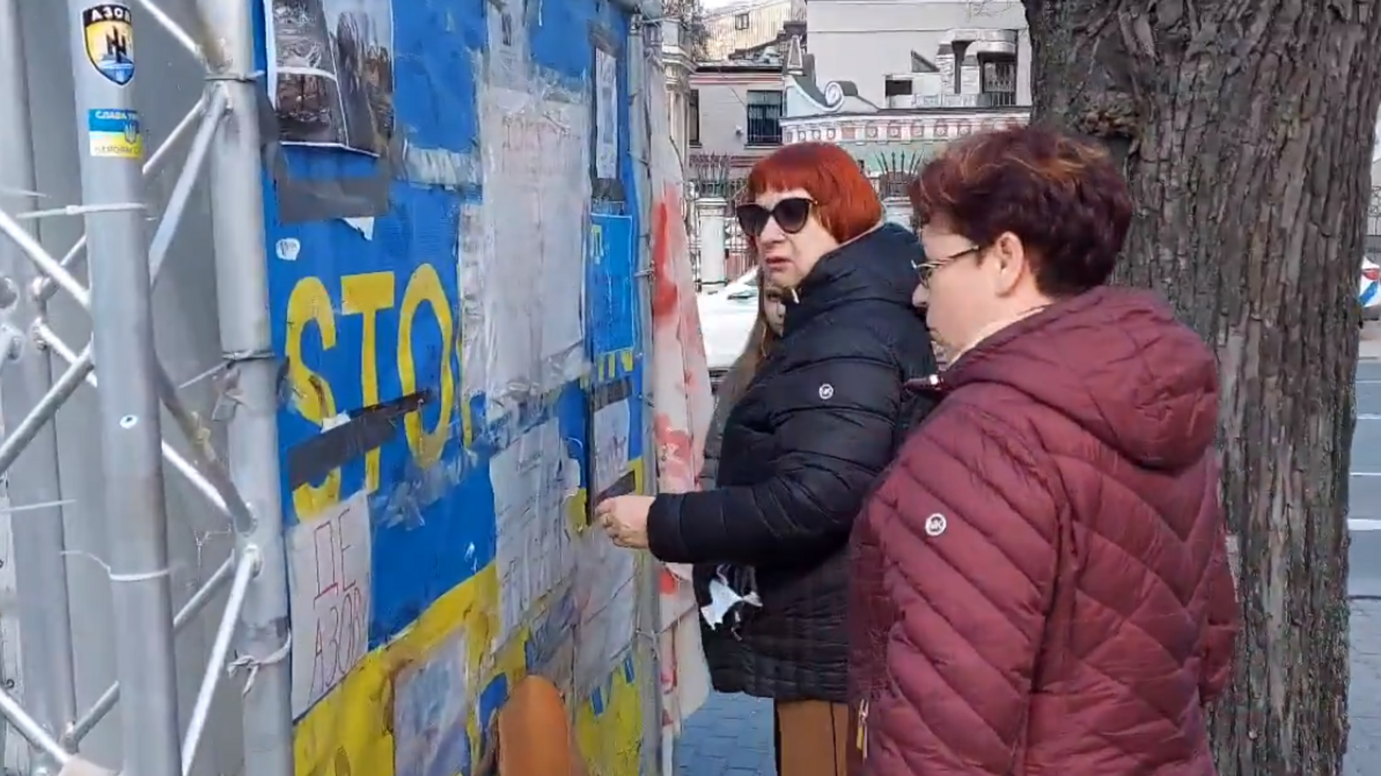 В Латвии под российским посольством поклонники 'русского мира' срывали плакаты в поддержку Украины