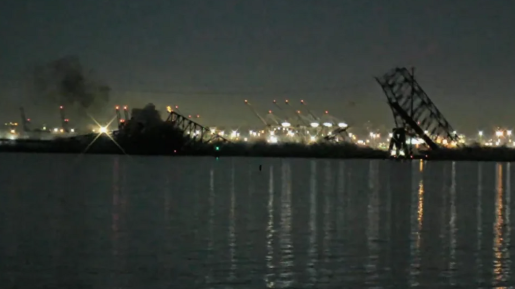 Грузовое судно из Сингапура столкнулось с мостом в Балтиморе, есть погибшие