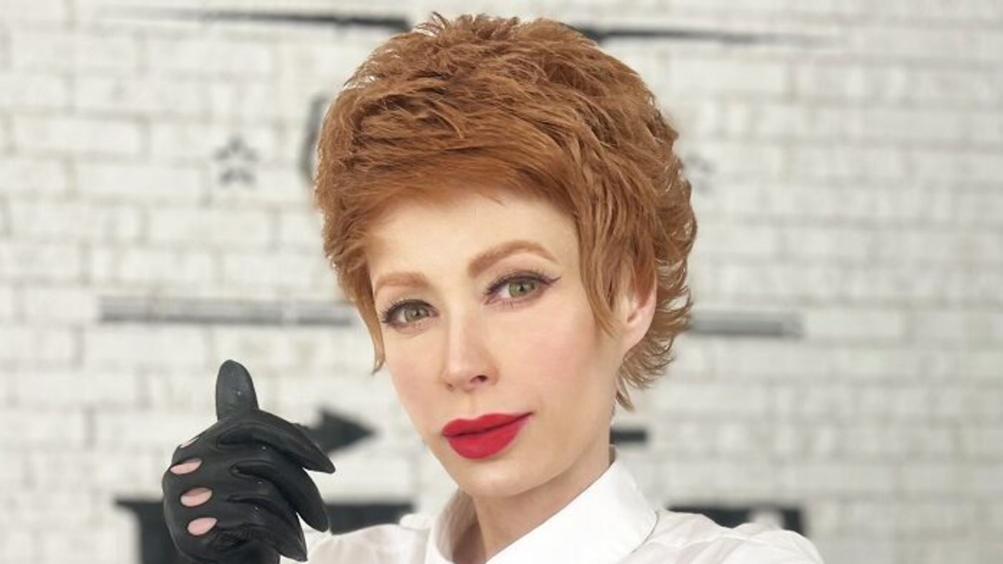 Олена-Крістіна Лебідь приміряла перуку, щоб змінити імідж