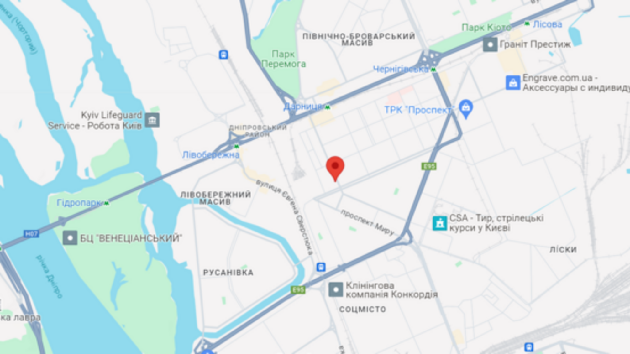 На бульваре Верховной Рады вода затапливает дорогу, ремонтники работают