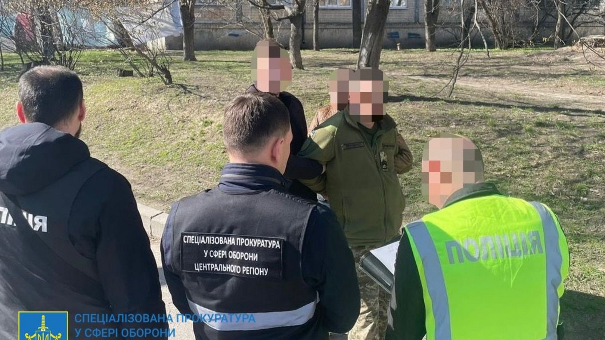 900 долларов взятки: в Киеве задержали чиновника местного ТЦК и СП