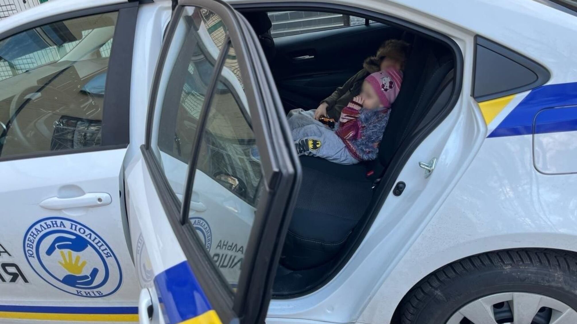 Полиция Киева спасла детей, которых мать оставила самих