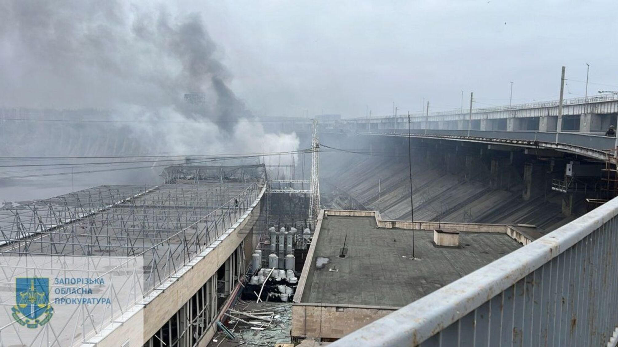В результате агрессивной атаки, ДнепроГЭС испытала значительные разрушения, оставив страну без 1 тыс. МВт электроэнергии