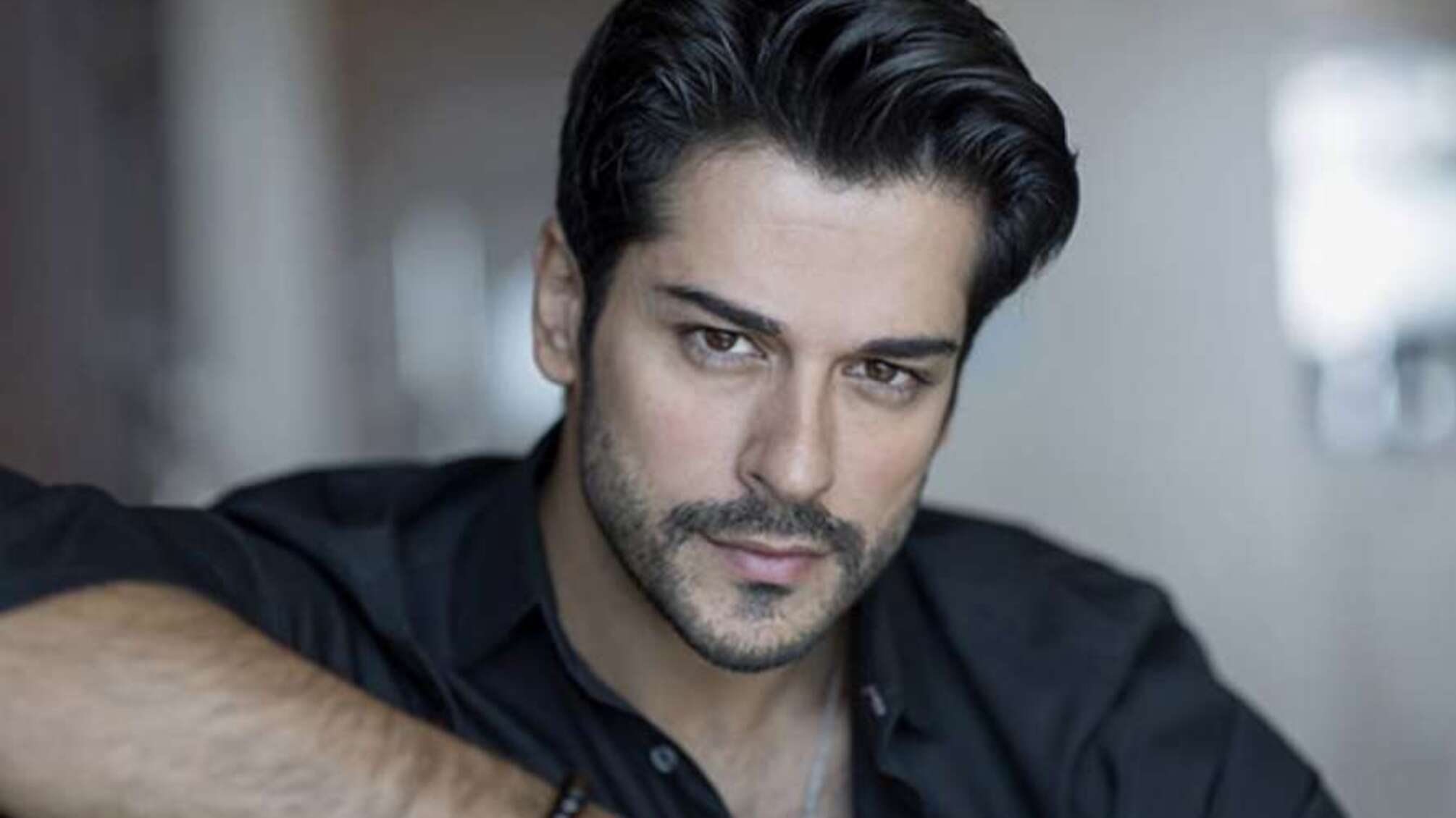 Зірка 'Величного століття' Бурак Озчівіт хоче працювати в рф