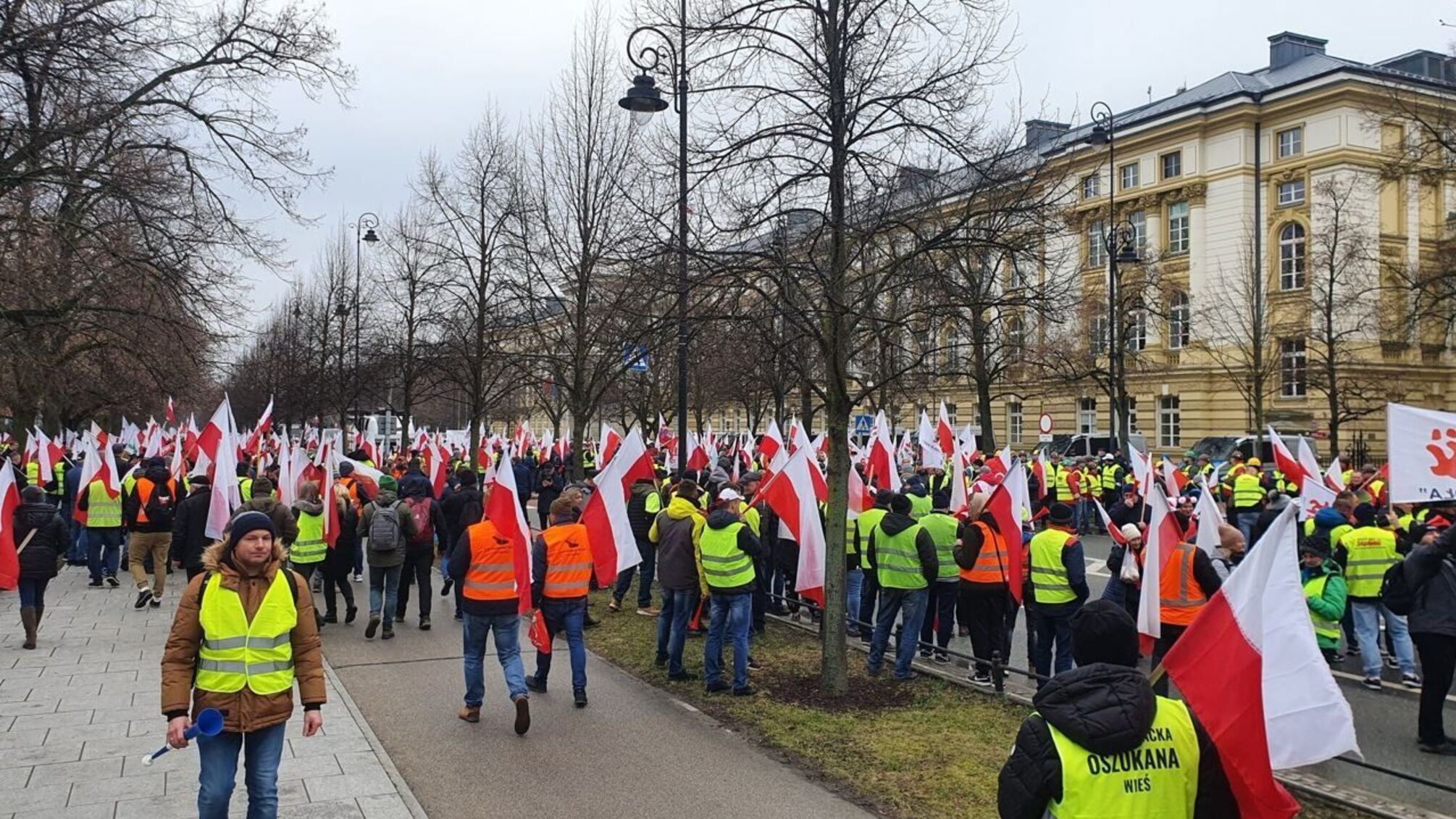 В Варшаве перед офисом премьера Туска протестующие жгут шины
