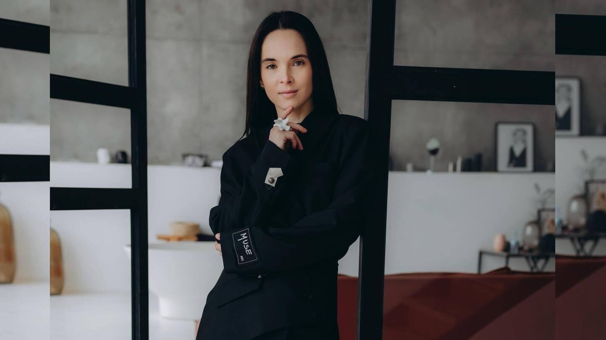 Інна Мірошниченко в чорному одязі