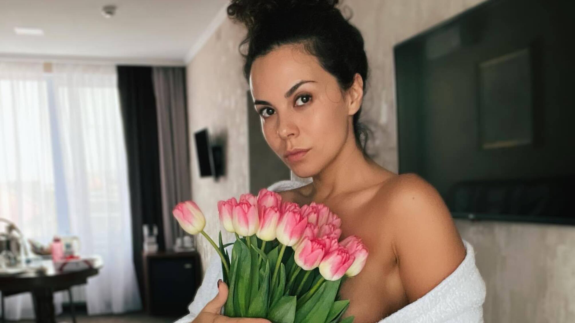 Настя Каменських з квітами