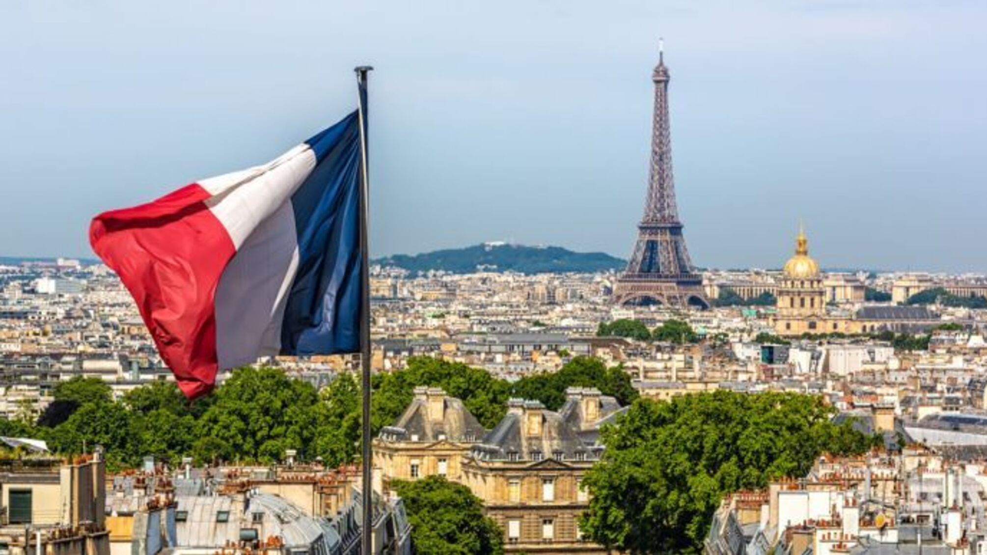 Флаг Франции на фоне Парижа