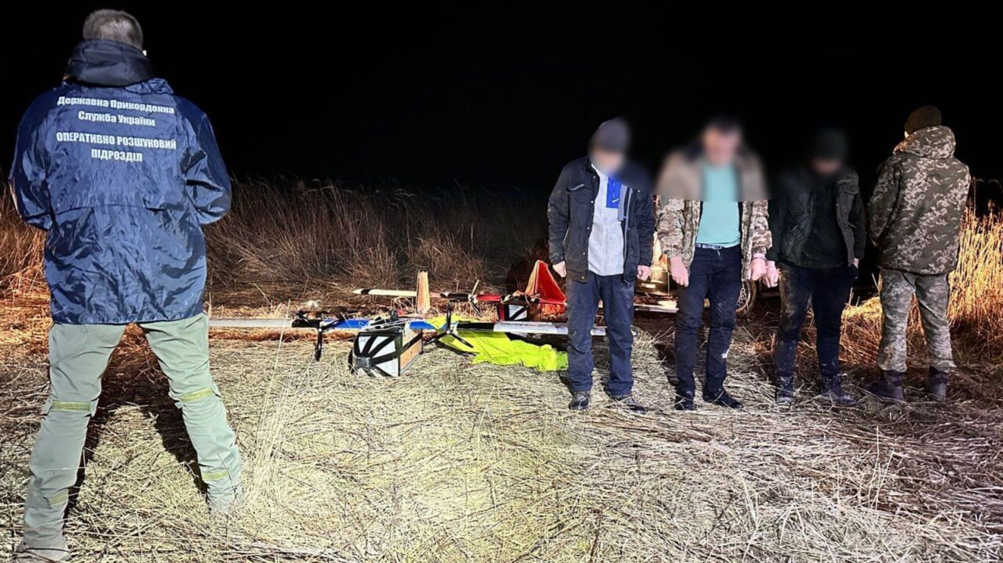 В Закарпатье дельцы двумя беспилотниками пытались переправить за границу сигареты