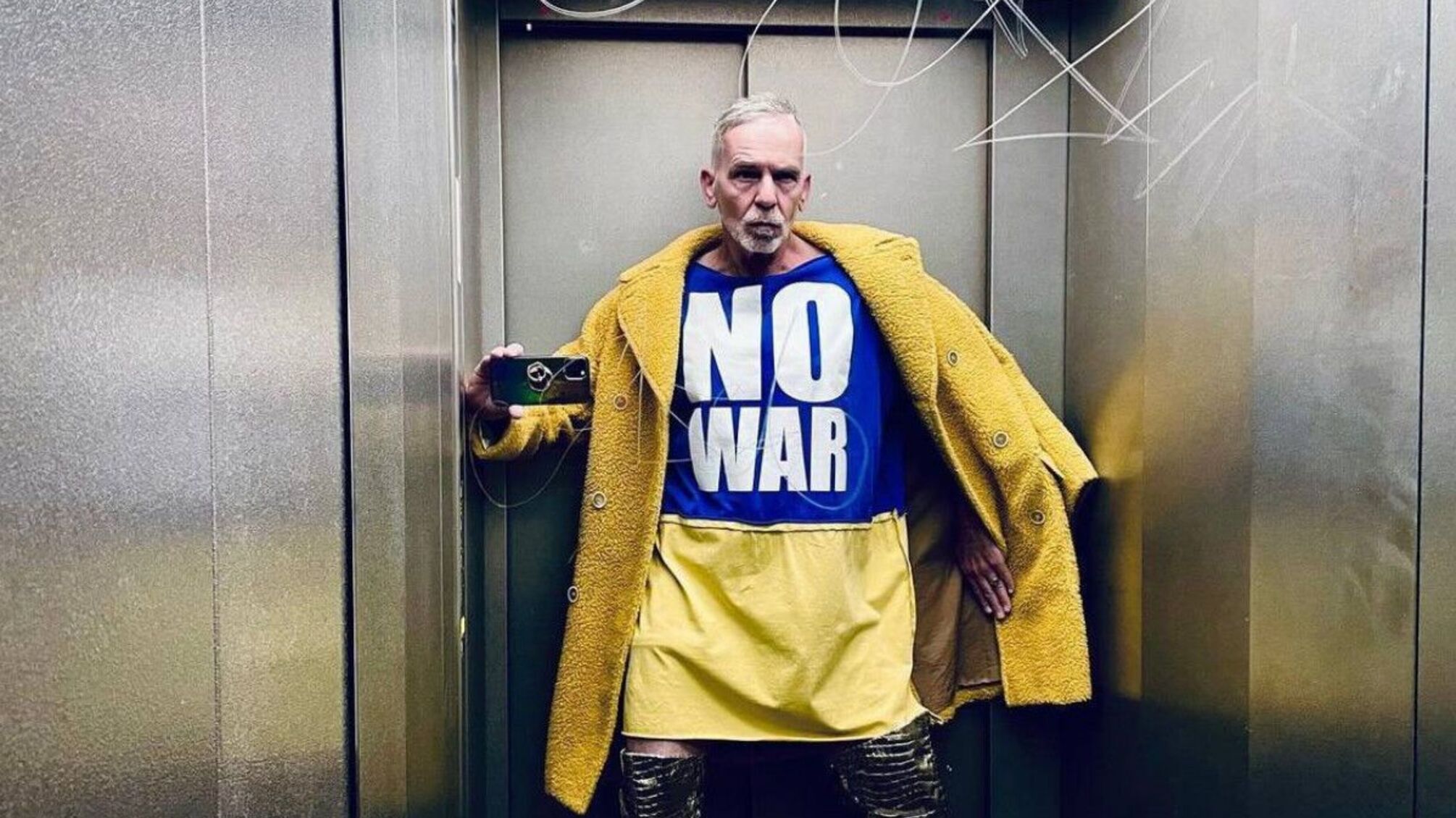 Дизайнер Уайлд снялся с женой защитника 'Азовстали' в футболках с принтом Free Azovstal