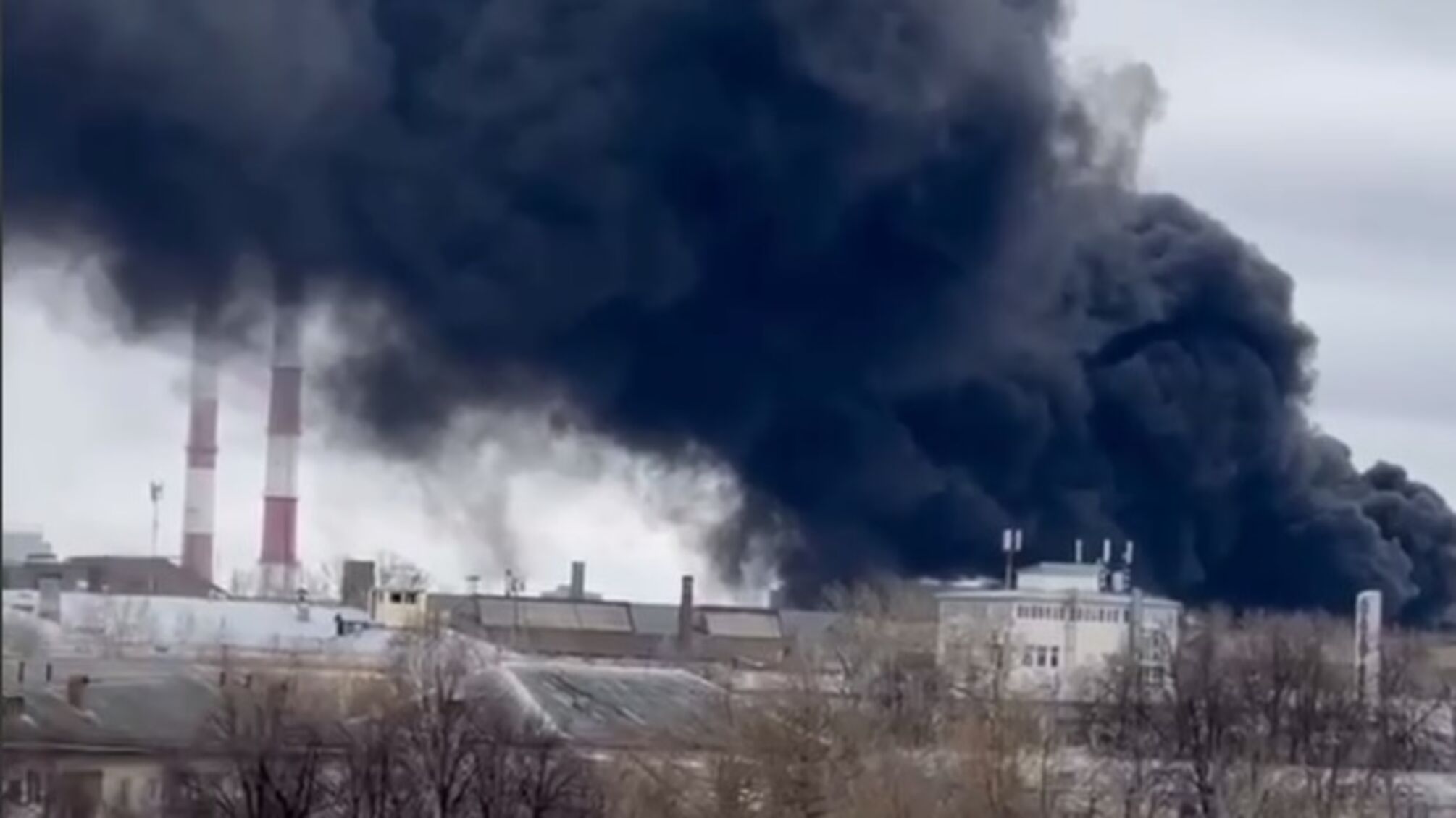 Пожежа на 'Уралмашзаводі': вогонь охопив склад з лакофарбовими матеріалами