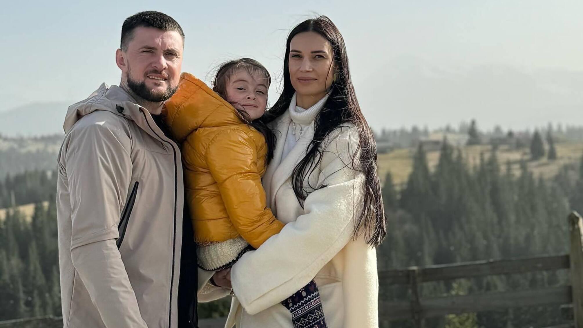 Співак Ярмак з дружиною та дочкою