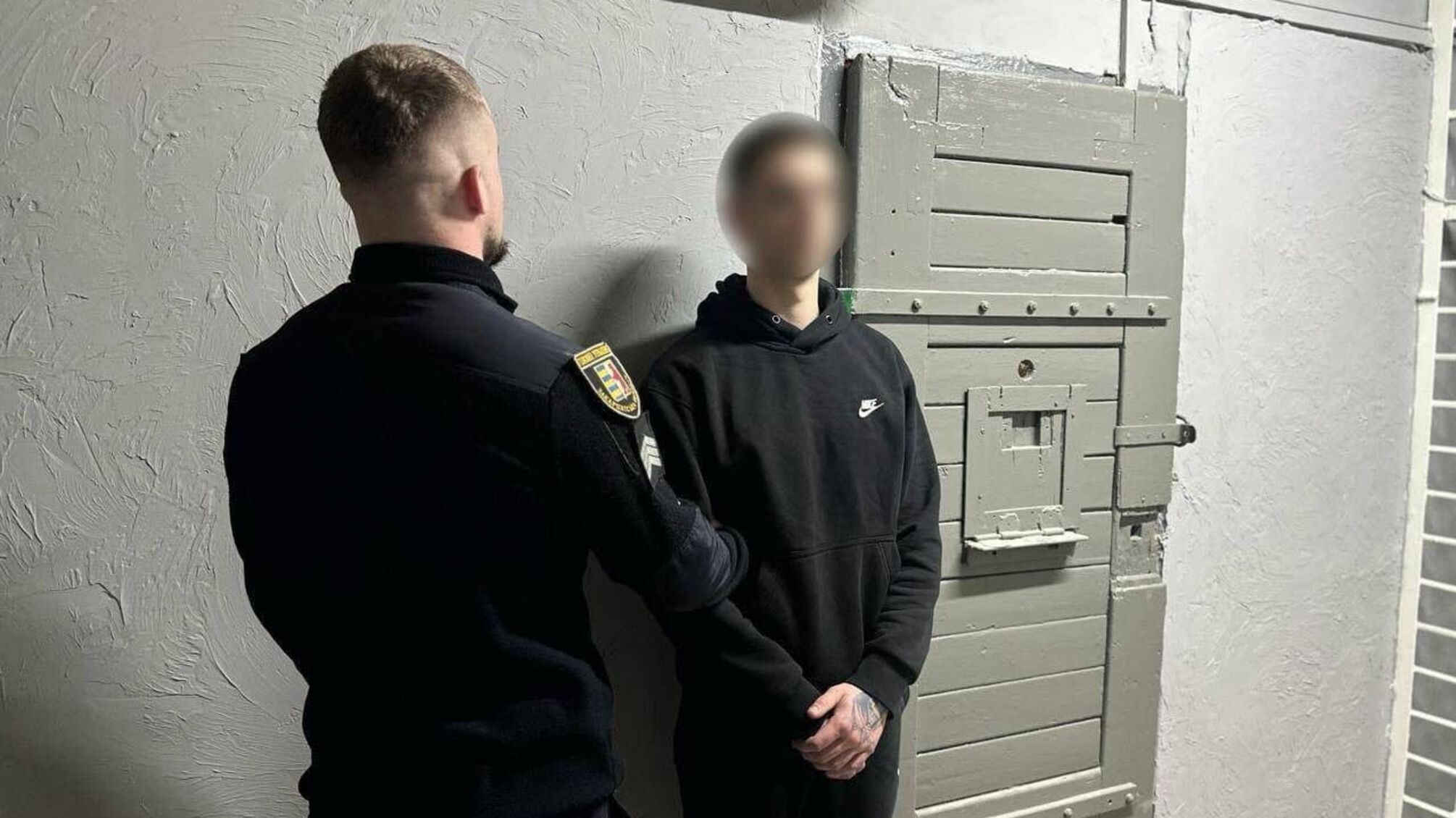 Поліцейський і затриманий