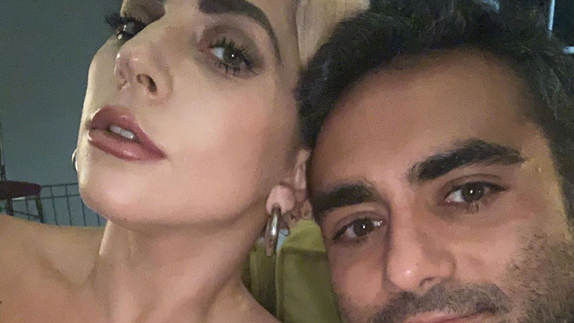 Леди Гага спровоцировала слухи о помолвке, засветив кольцо с огромным бриллиантом