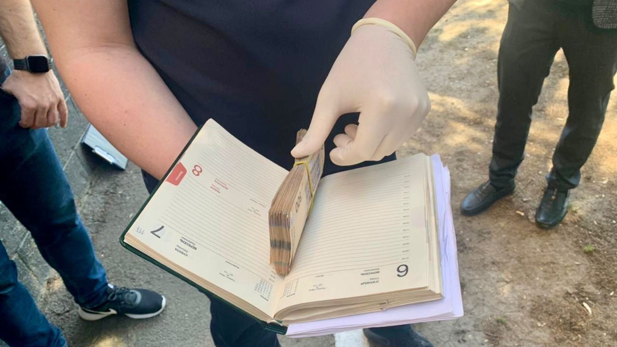 ДБР и СБУ задержали требующего взятку чиновника