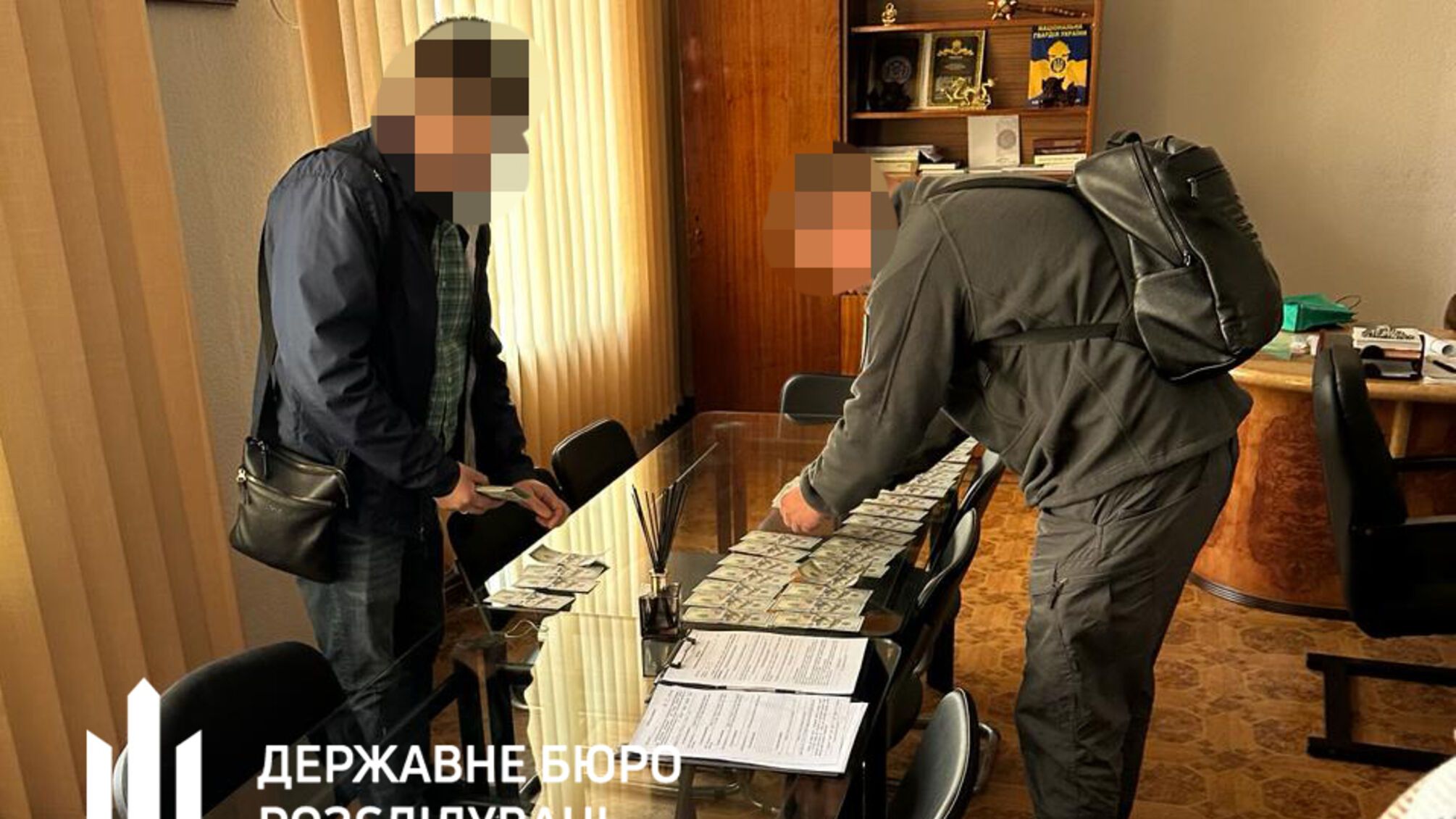Затримано голову та секретаря міської ради за вимагання хабаря у підприємця на Дніпропетровщині