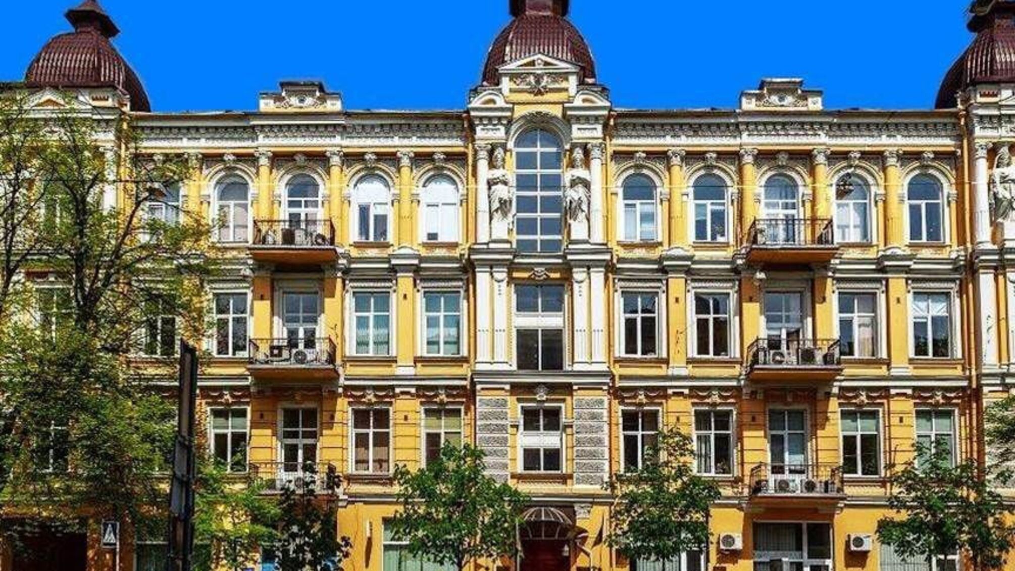 В Хозсуде Киева во время войны затеяли ремонт исторического фасада за полмиллиона (фото, видео)