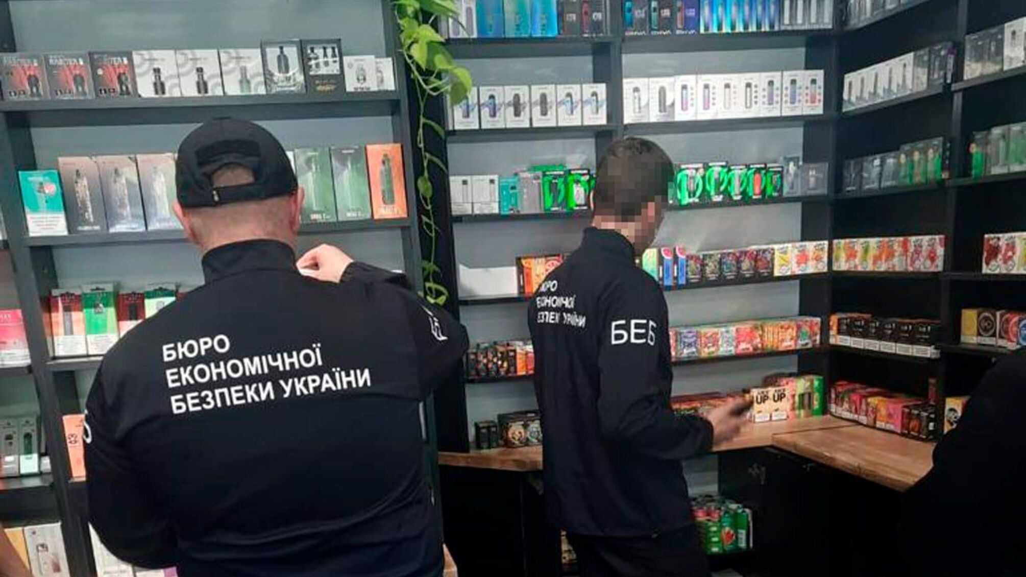Продавали електронні сигарети без акцизів на 2,5 млн грн: на Закарпатті викрили торговців