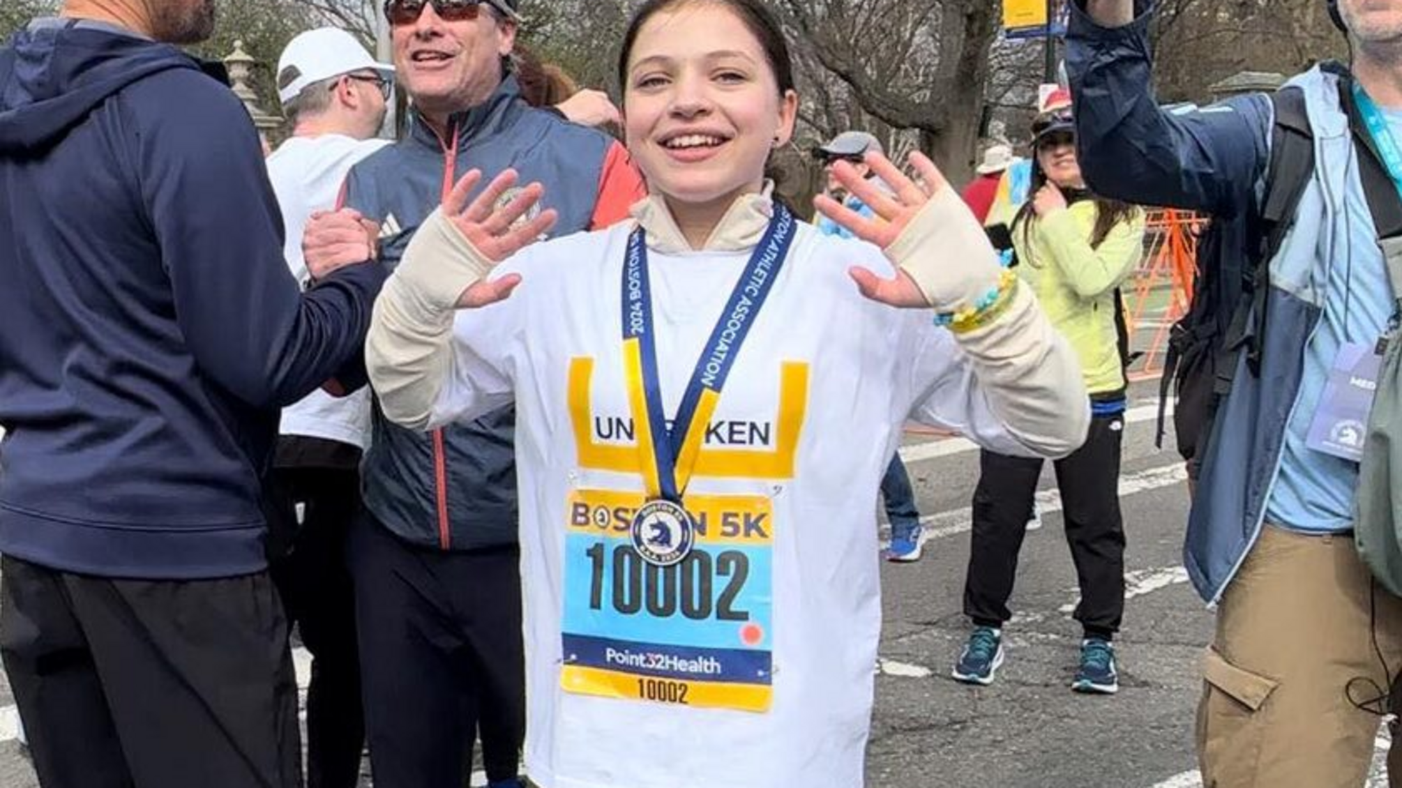 12-летняя украинка, потерявшая обе ноги в результате удара по вокзалу в Краматорске, пробежала 5 км на Бостонском марафоне