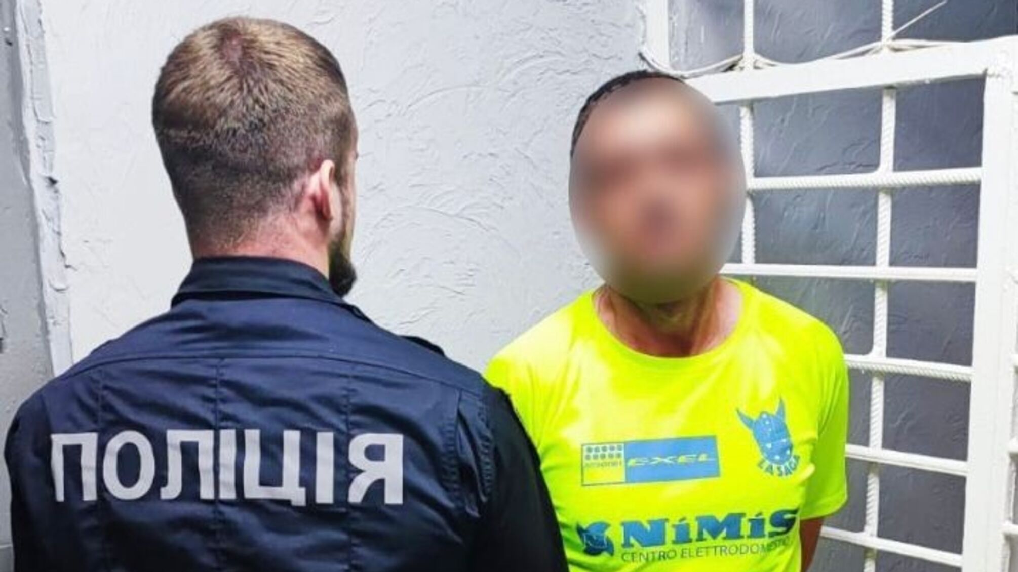 Подозреваемый и сотрудник полиции