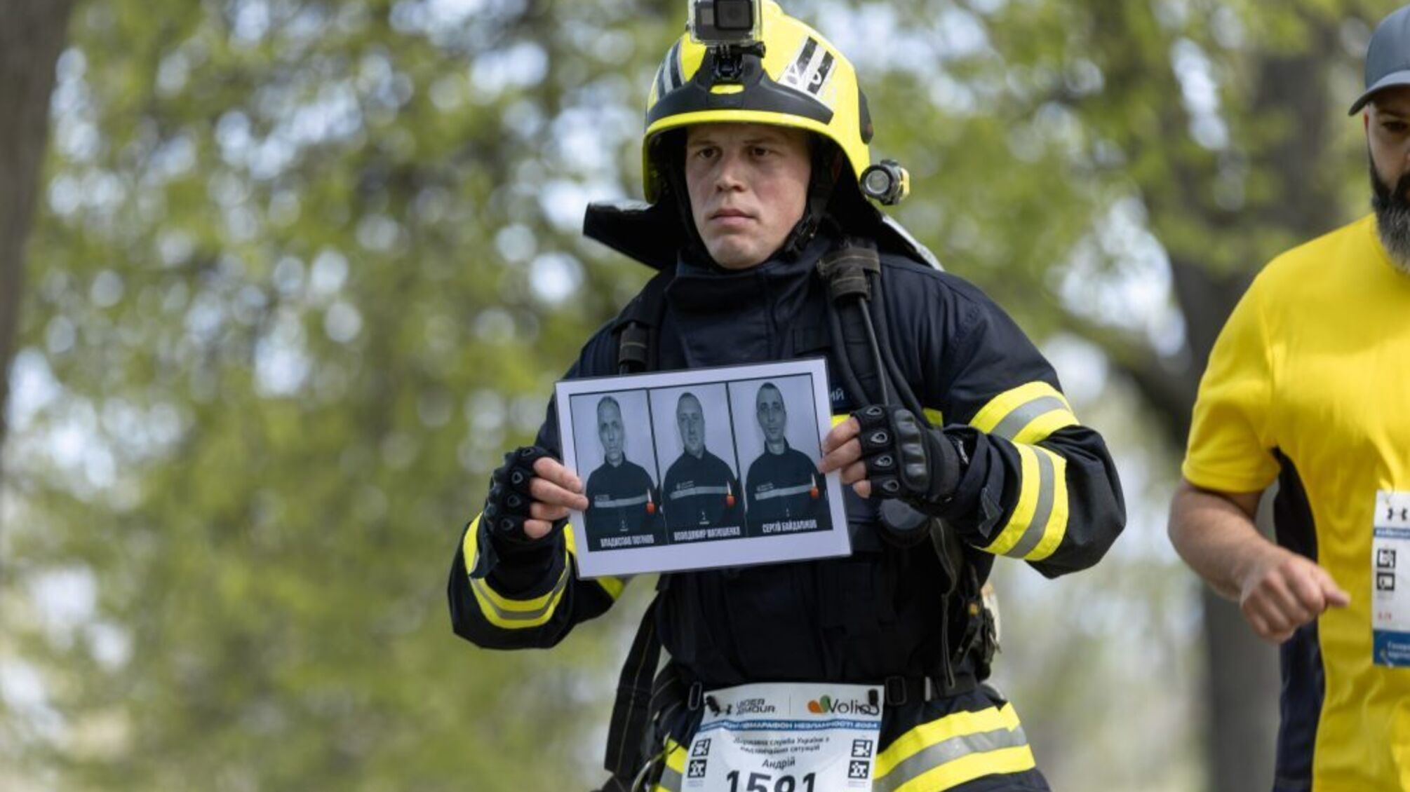 Спасатель пробежал 21 километр в память о погибших коллегах из Харькова