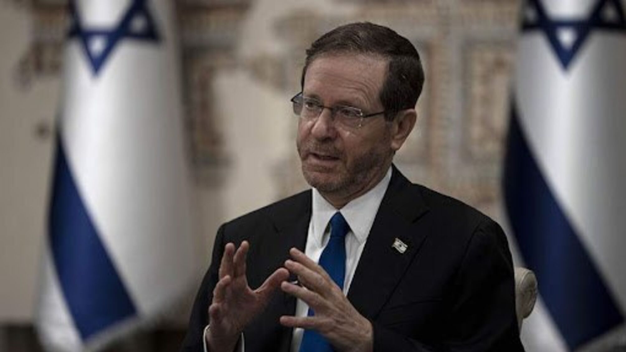 Израиль ответит на иранскую атаку, но избежит войны – заявление президента